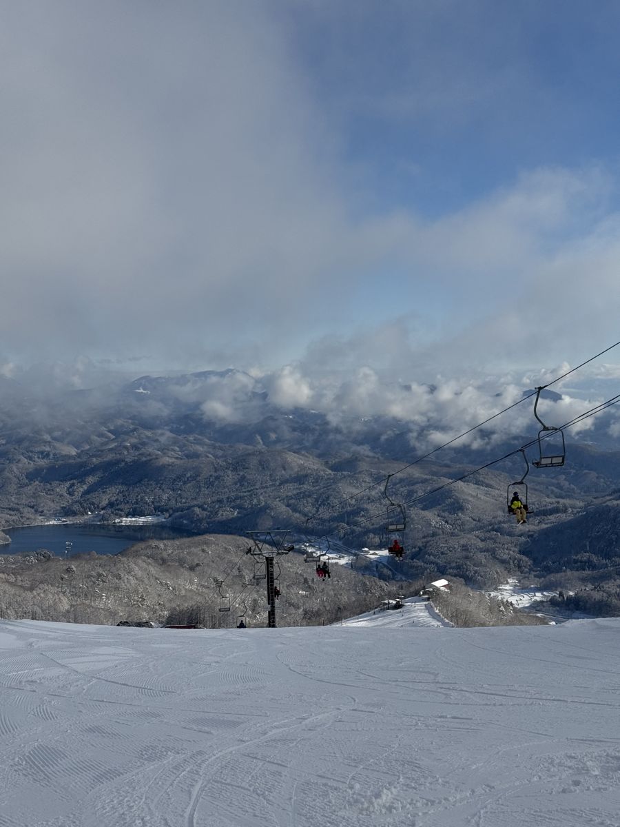 雪山のゲレンデとリフト